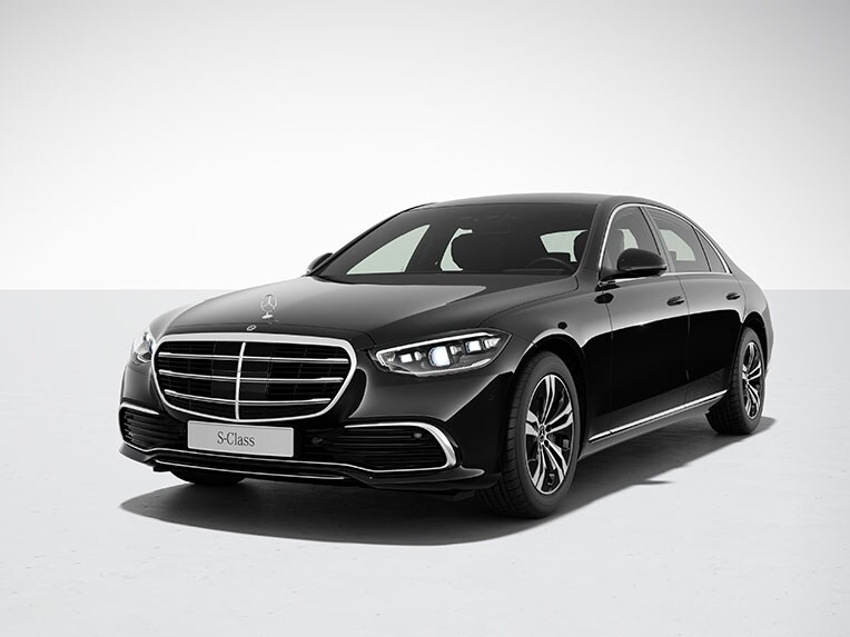 L'extérieur de la Mercedes-Benz Classe S Berline version longue avec équipement de série.