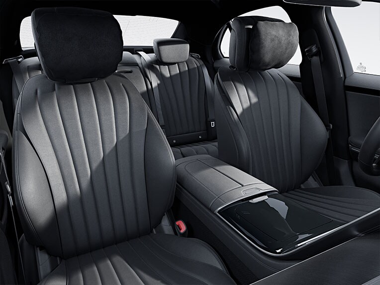 L'intérieur de la Mercedes-Benz Classe S Berline version longue avec équipement de série.