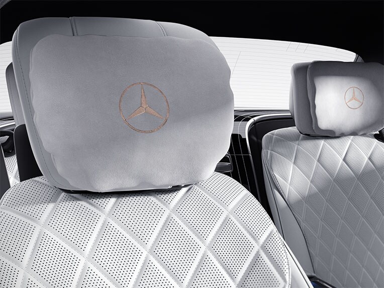 Le Pack Emblème MANUFAKTUR de couleur or de la Mercedes-Benz Classe S Berline version longue.