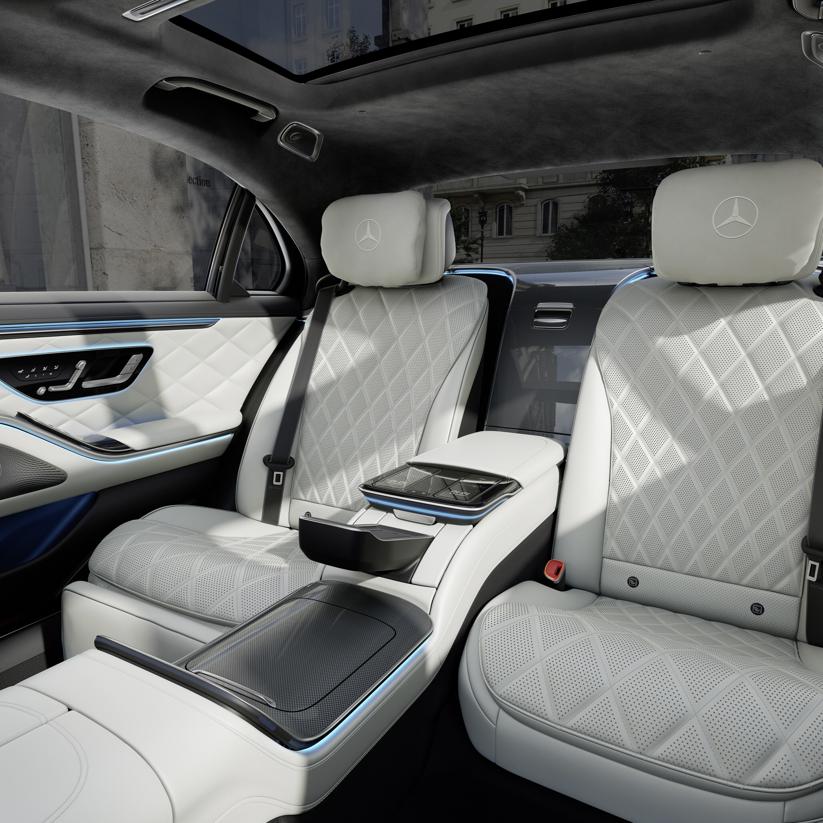 Das Cockpit der neuen Mercedes-Benz Limousine lang in der Ansicht von zwischen den beiden Vordersitzen.