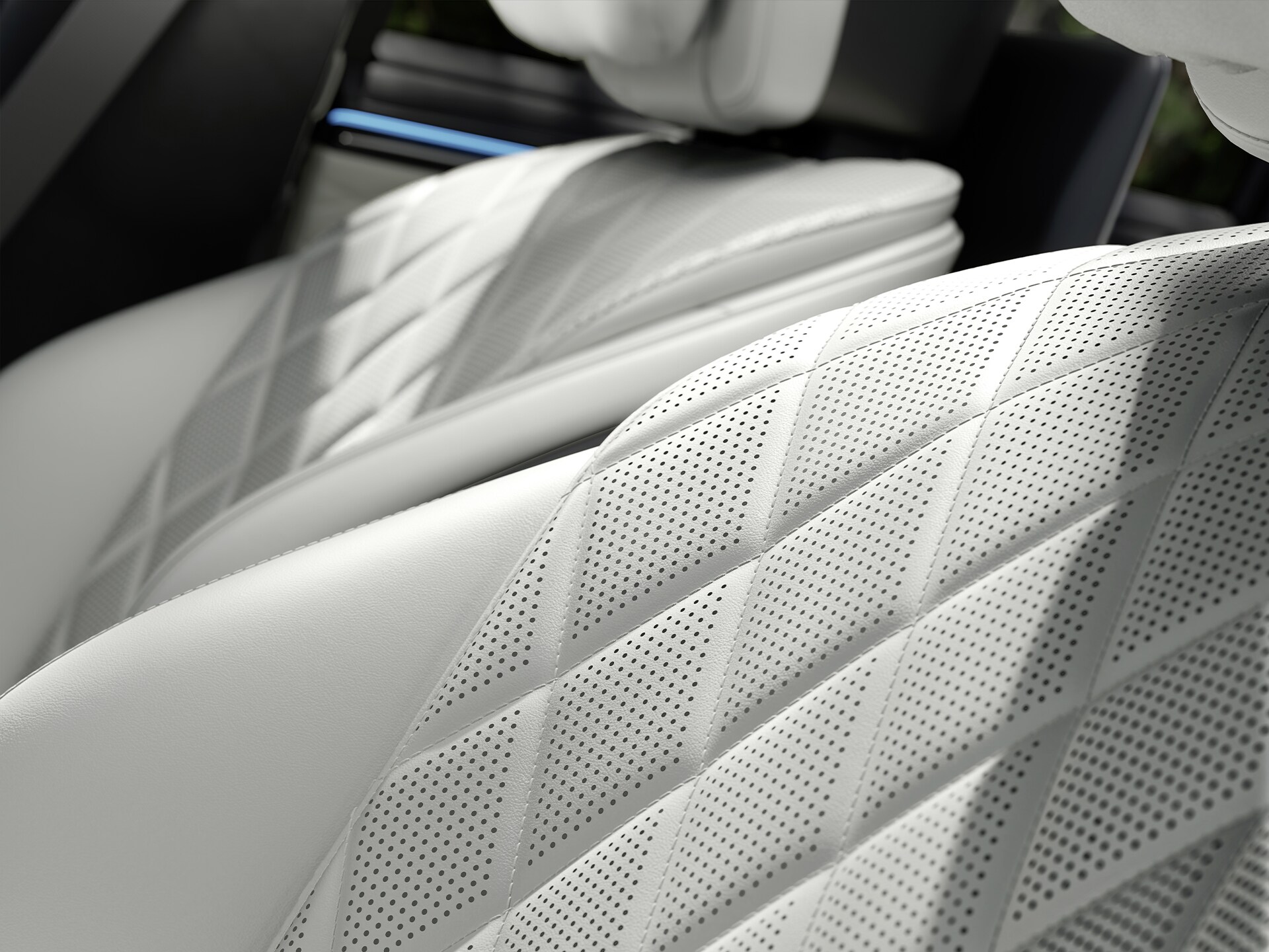 Die neue Mercedes-Benz S-Klasse Limousine mit MANUFAKTUR Ausstattung in einer Seitenansicht.