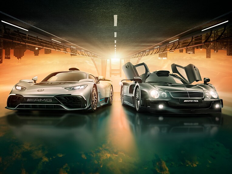 Vier Mercedes-AMG Fahrzeuge nebeneinander, die für die 55-jährige Unternehmenshistorie von Mercedes-AMG stehen.