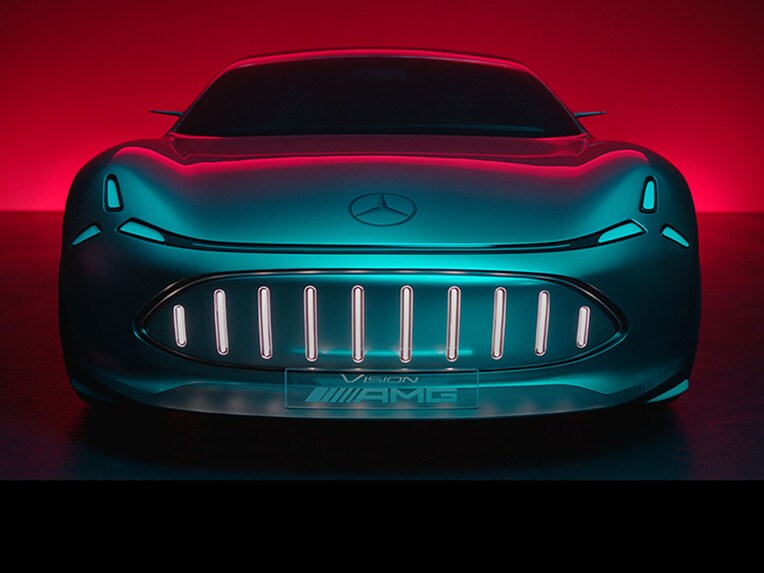 Ein Mercedes-AMG Logo in einer Detailansicht.