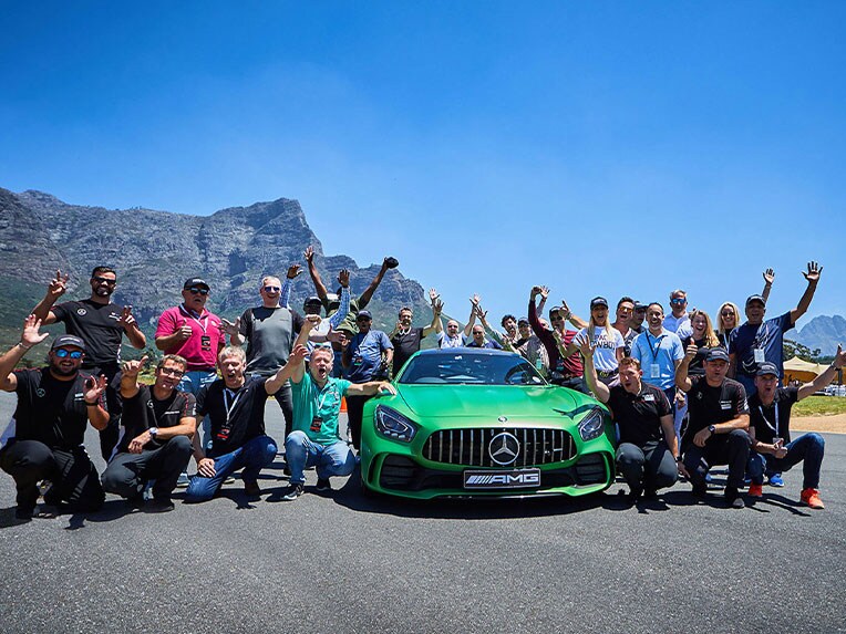 Ein Mercedes-AMG GT R in einer Frontansicht.