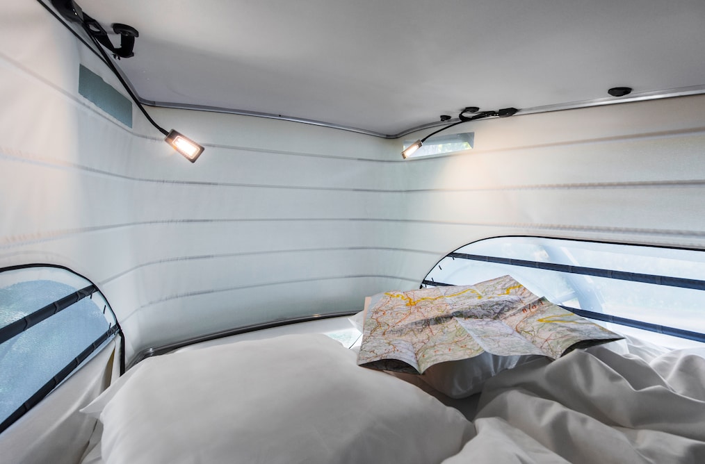 Le lit mezzanine de la Marco Polo avec des lumières LED et des buses de ventilation à gauche et à droite.