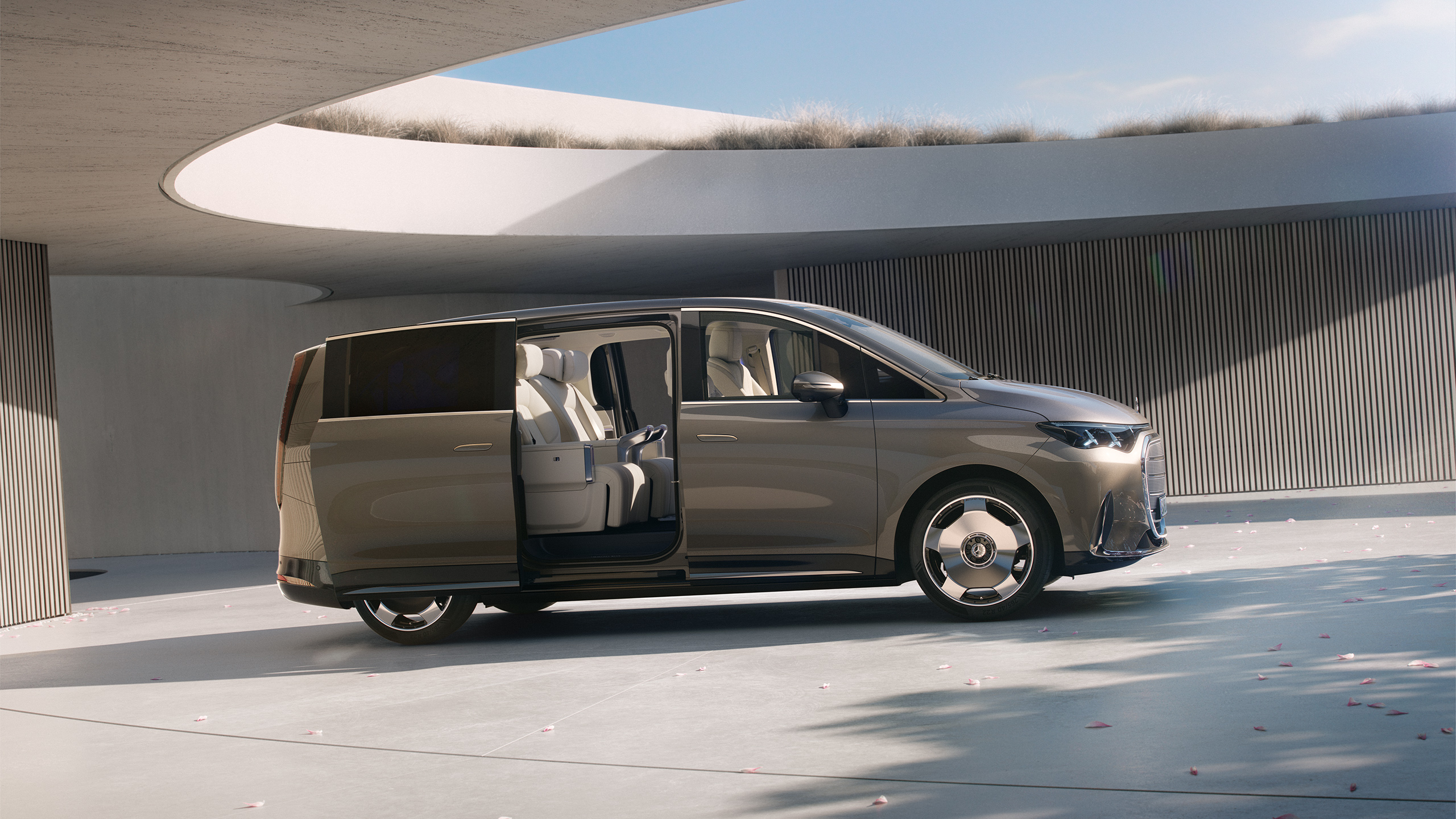 Exterieur | VLE | Mercedes-Benz Die aerodynamische Silhouette des neuen VLE mit geöffneten Schiebetüren.