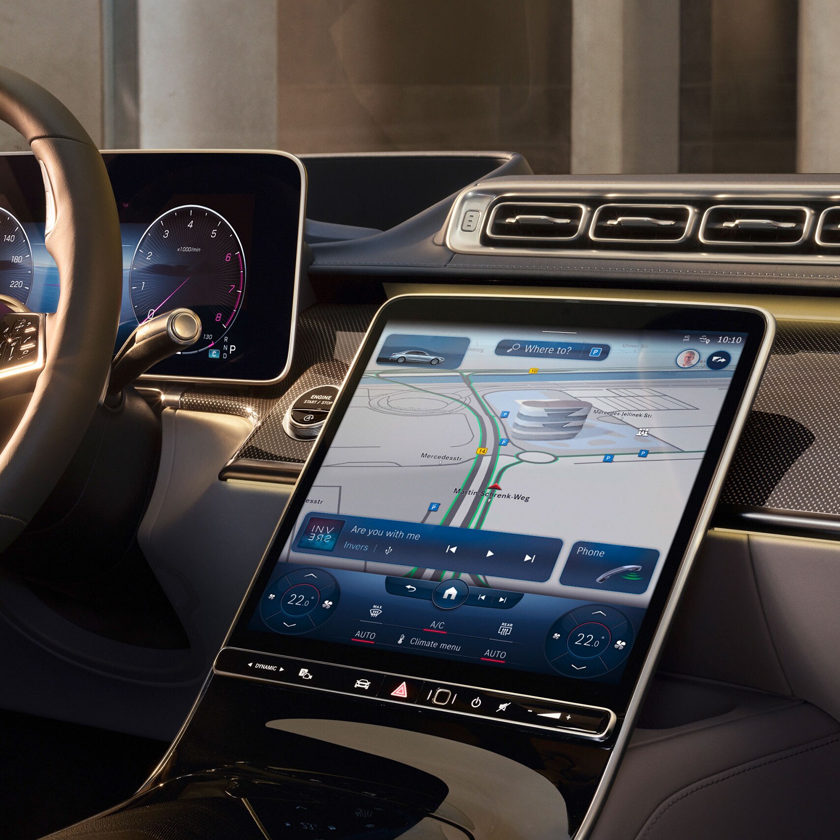 Innenraum mit Blick auf das große Touch-Display mit MBUX der neuen Mercedes-Benz S-Klasse.