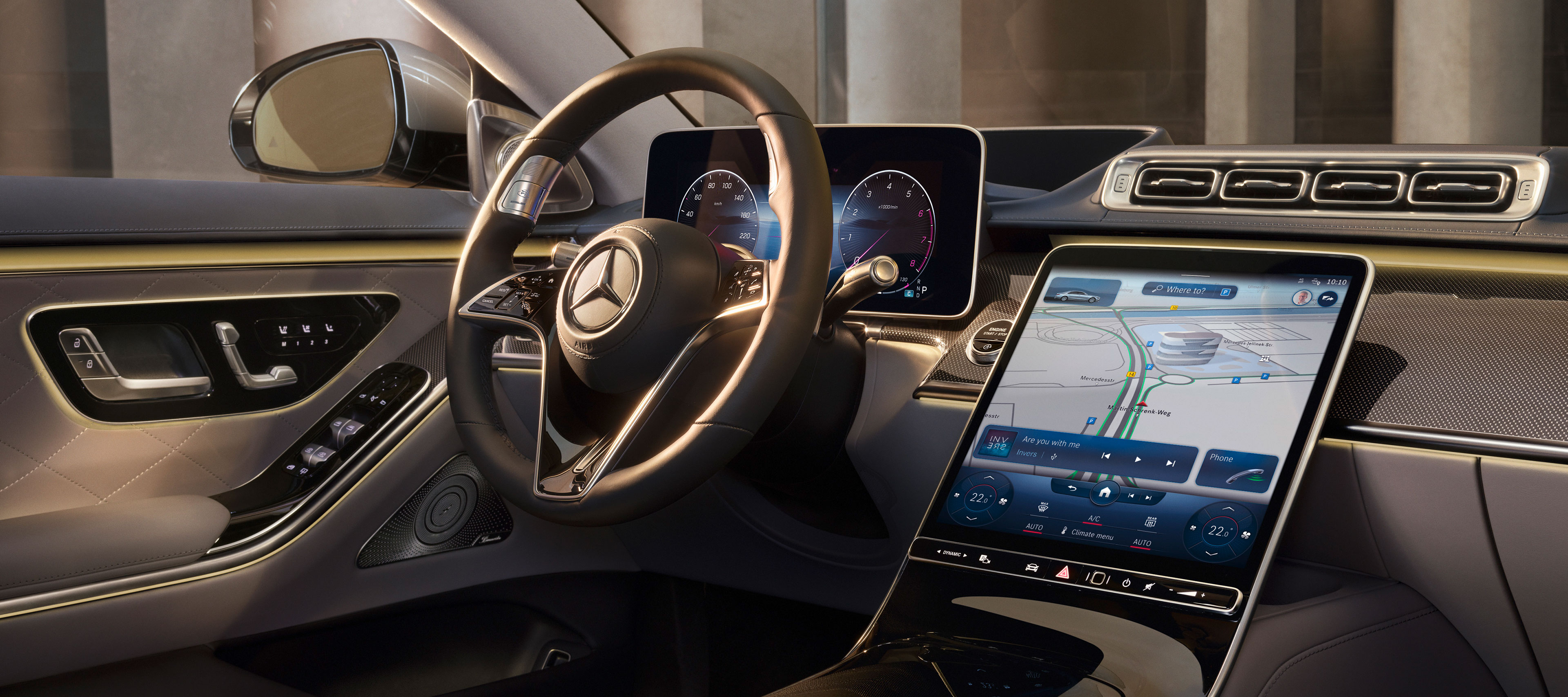 Zero Layer MBUX Homescreen Innenraum mit Blick auf das große Touch-Display mit MBUX der neuen Mercedes-Benz S-Klasse.