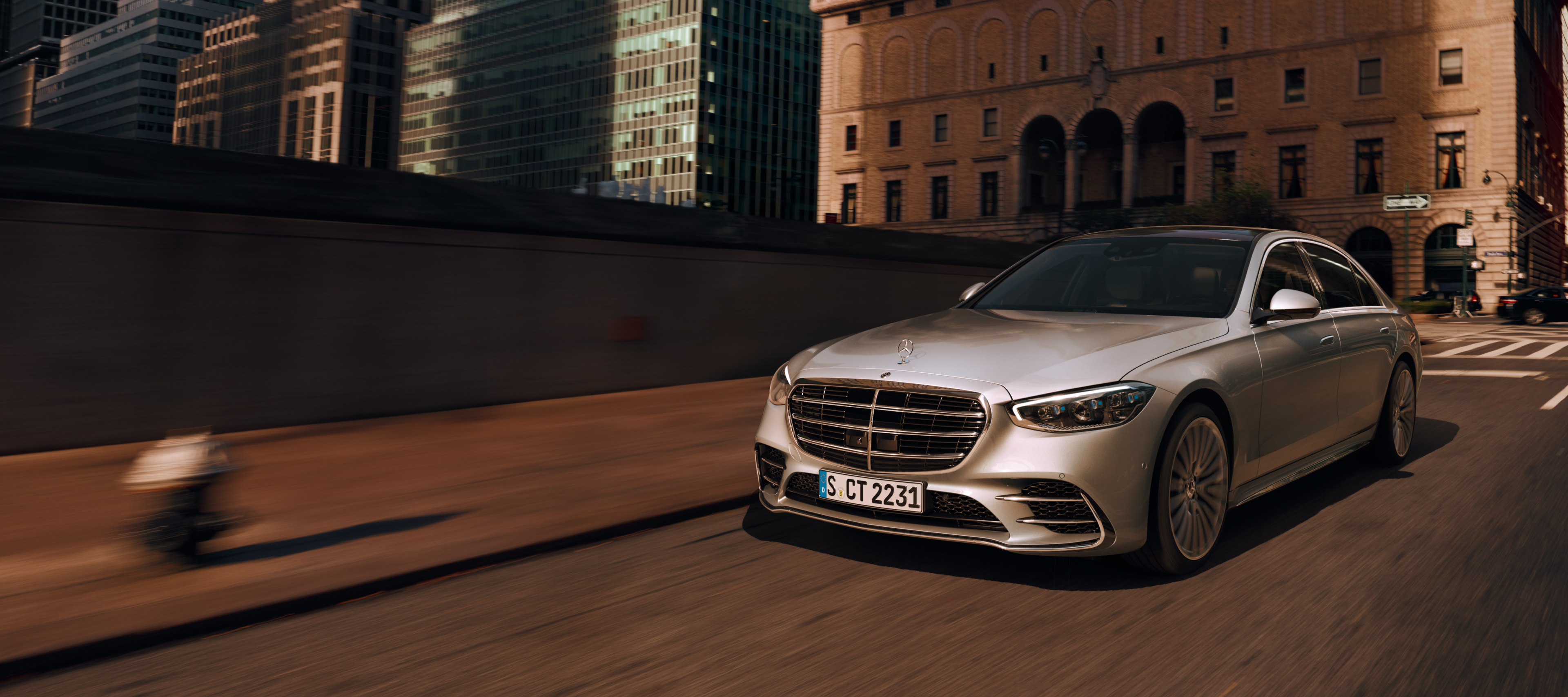 Conduite autonome | Classe S Berline | Mercedes-Benz Mercedes-Benz Classe S argent roulant sur une route dans une vue avant