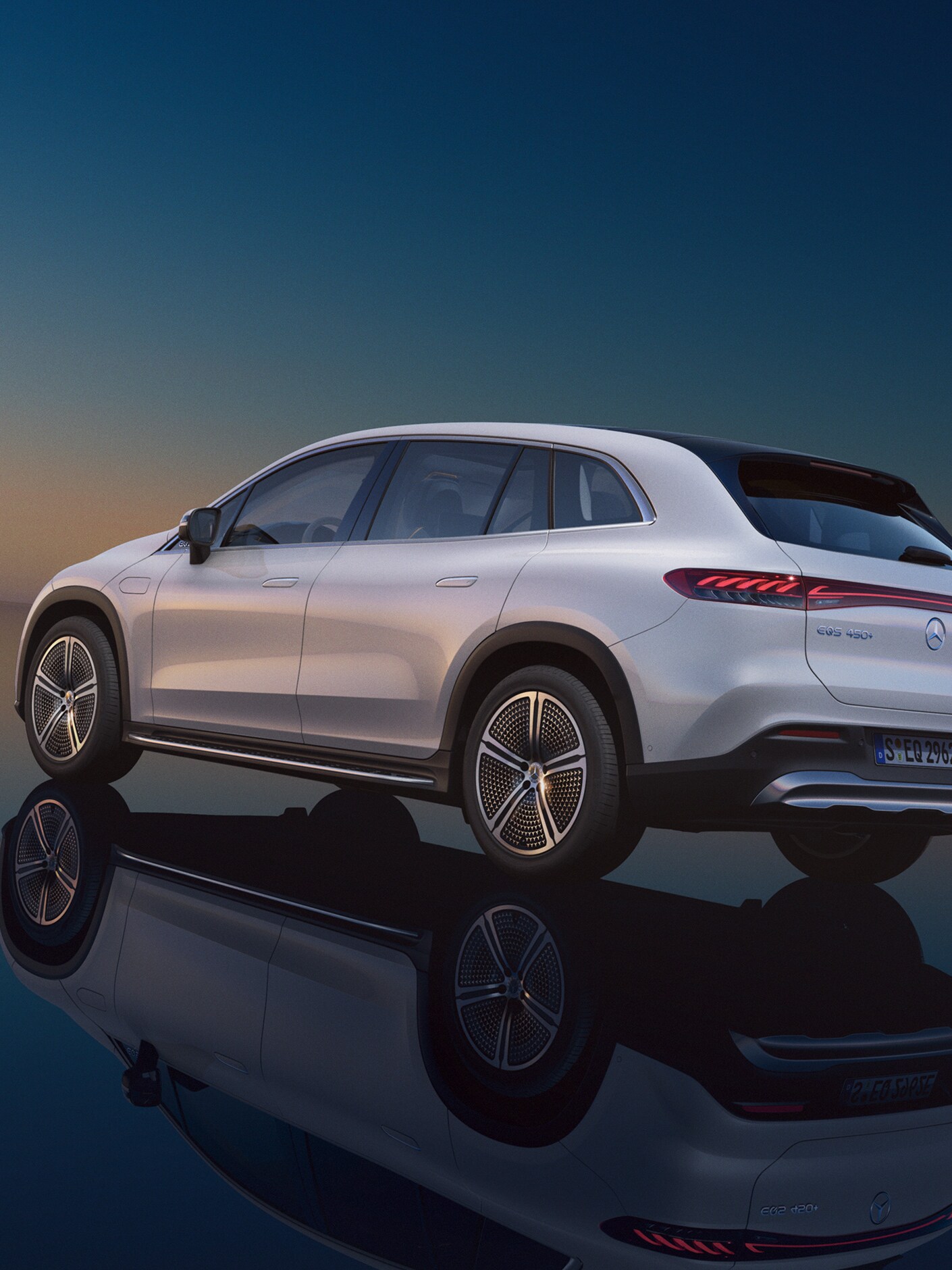 Das Bild zeigt die Seitenansicht des Mercedes EQS SUV.