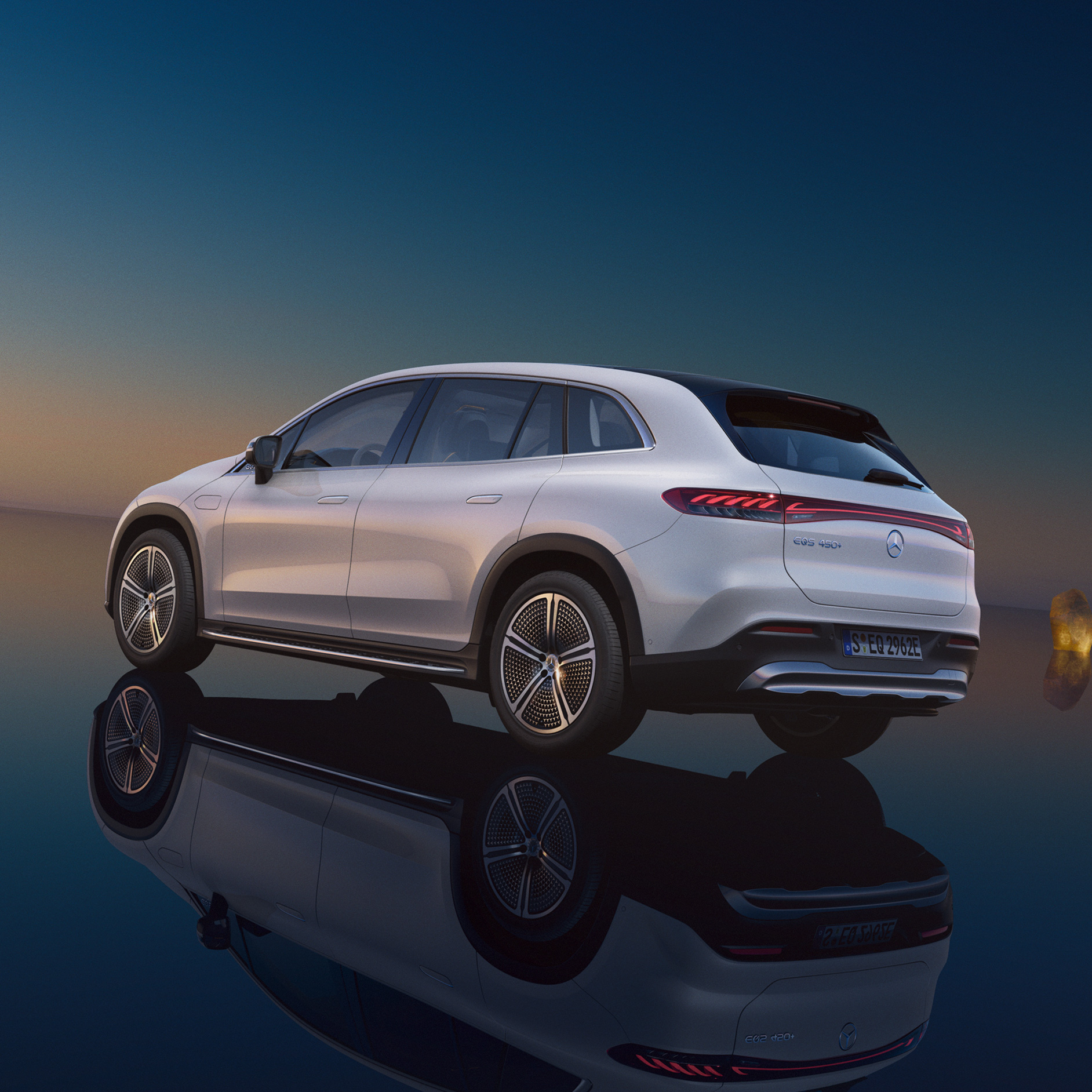 Elektromobilität | EQS SUV | Elektrische Modelle von Mercedes-Benz Das Bild zeigt die Seitenansicht des Mercedes EQS SUV.