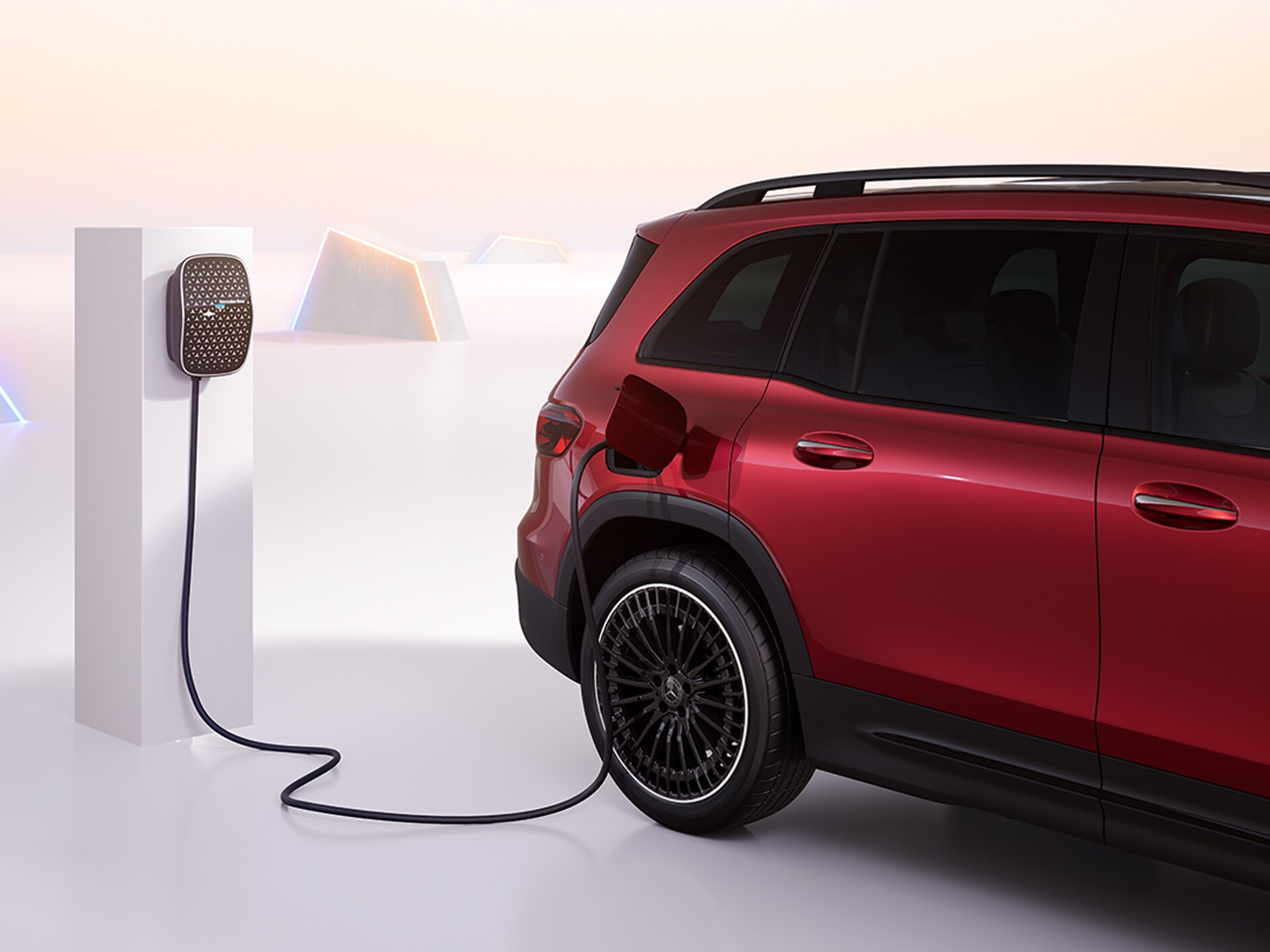 Das EQB Elektrofahrzeug lädt an einer Mercedes Benz Wallbox.