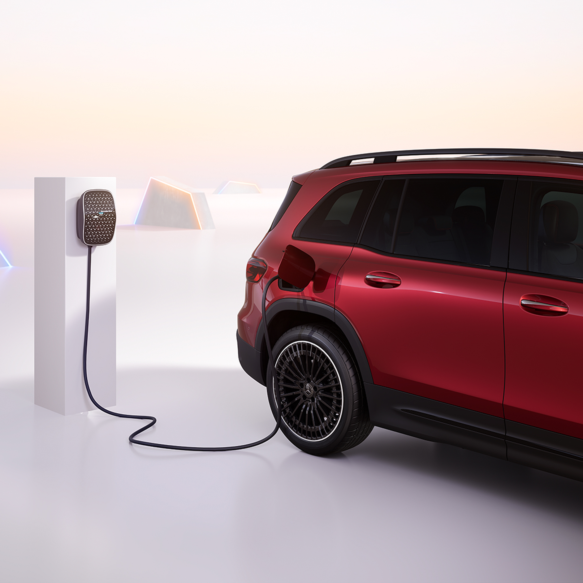 Recharge | Voitures électriques | Mercedes-Benz La voiture électrique EQB en charge sur une Mercedes Benz Wallbox.