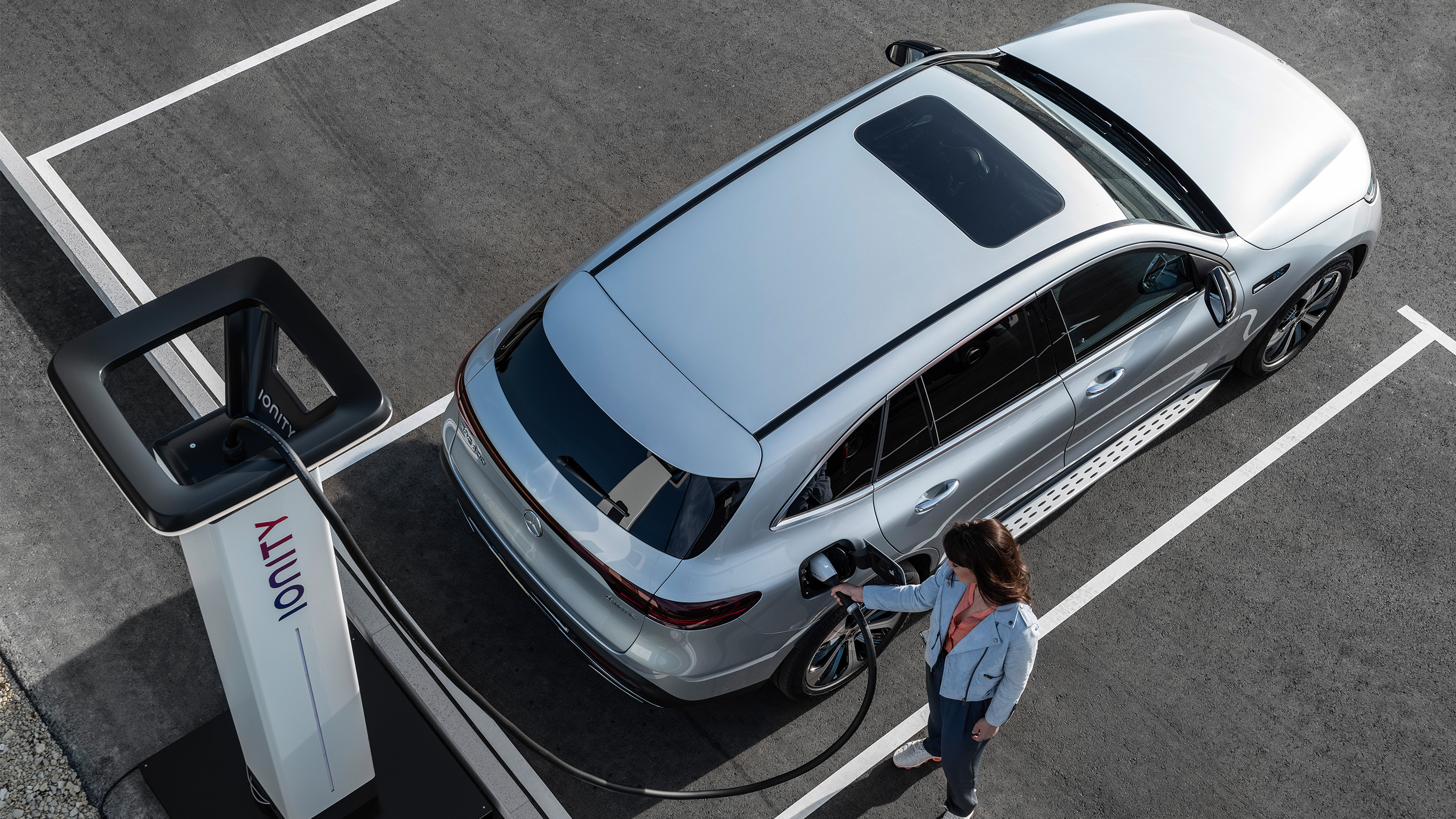 Recharge publique avec Mercedes-Benz et IONITY Une personne rechargeant une Mercedes-Benz sur une borne de recharge IONITY