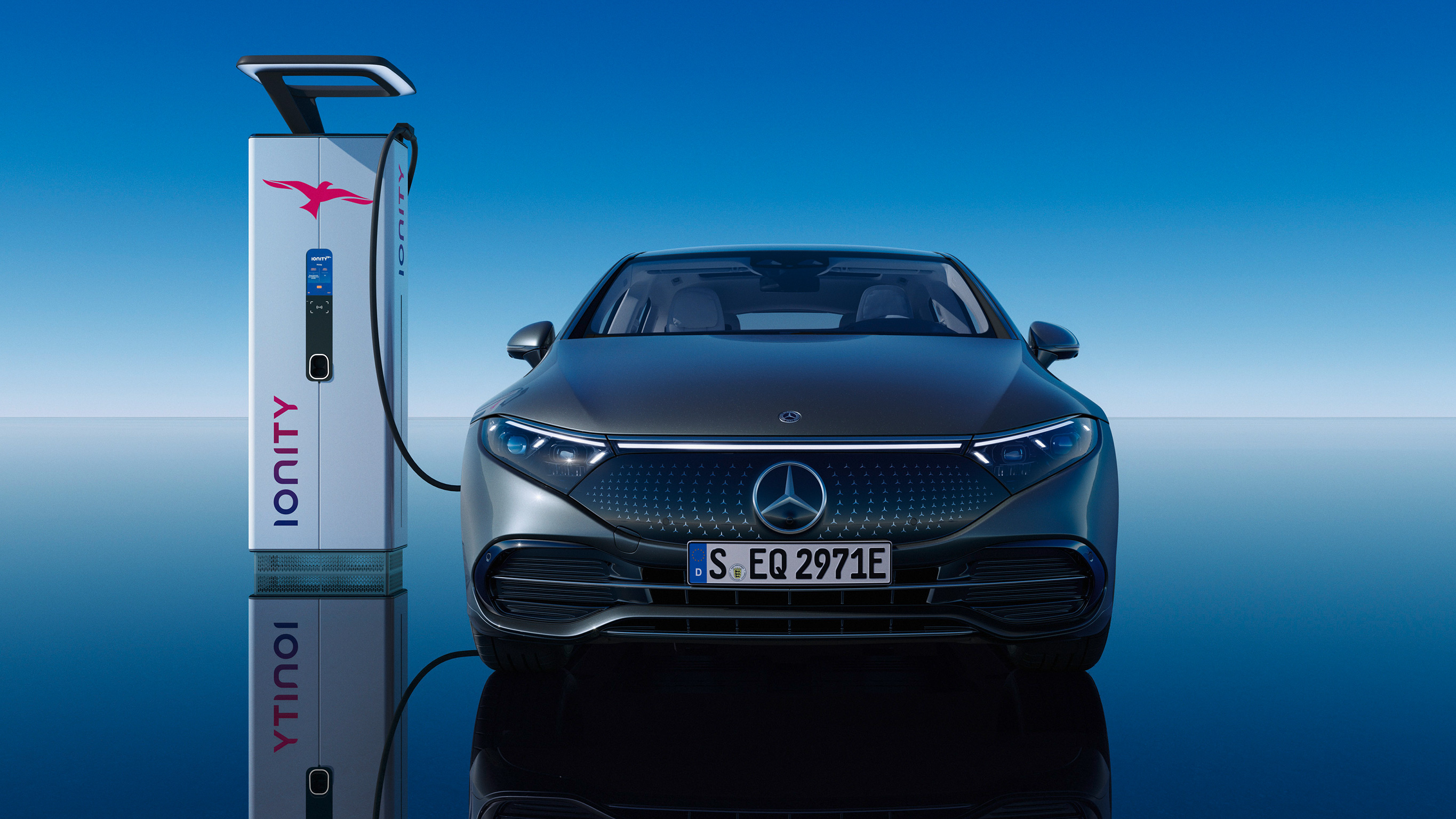 Une Mercedes-Benz EQS en train de charger La Mercedes-Benz EQS en charge sur une borne de recharge IONITY.
