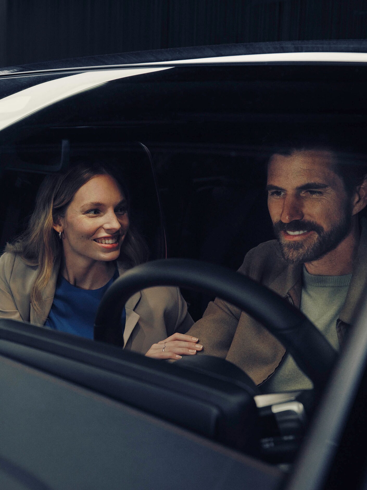 Un homme et une femme assis dans la Mercedes-Benz EQS