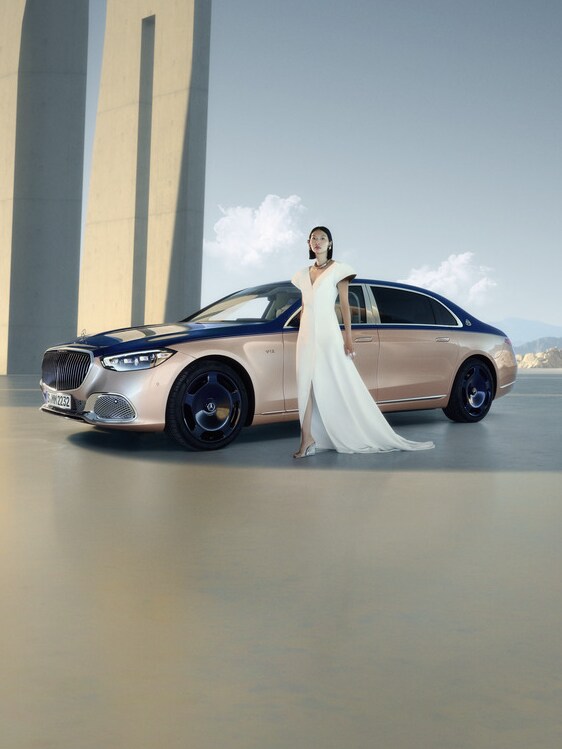 Voiture Haute Mercedes-Maybach Classe S avec une teinte rosée étincelante