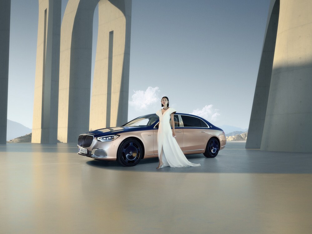 Voiture Haute Mercedes-Maybach Classe S avec une teinte rosée étincelante
