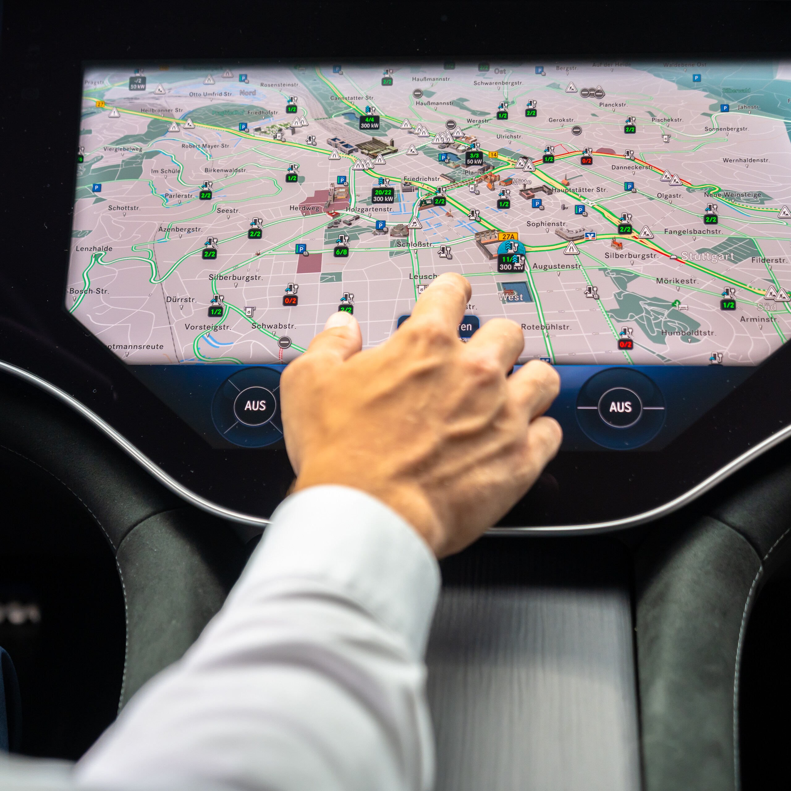Personne utilisant le système de navigation de Mercedes-Benz qui affiche également les bornes de recharge publiques