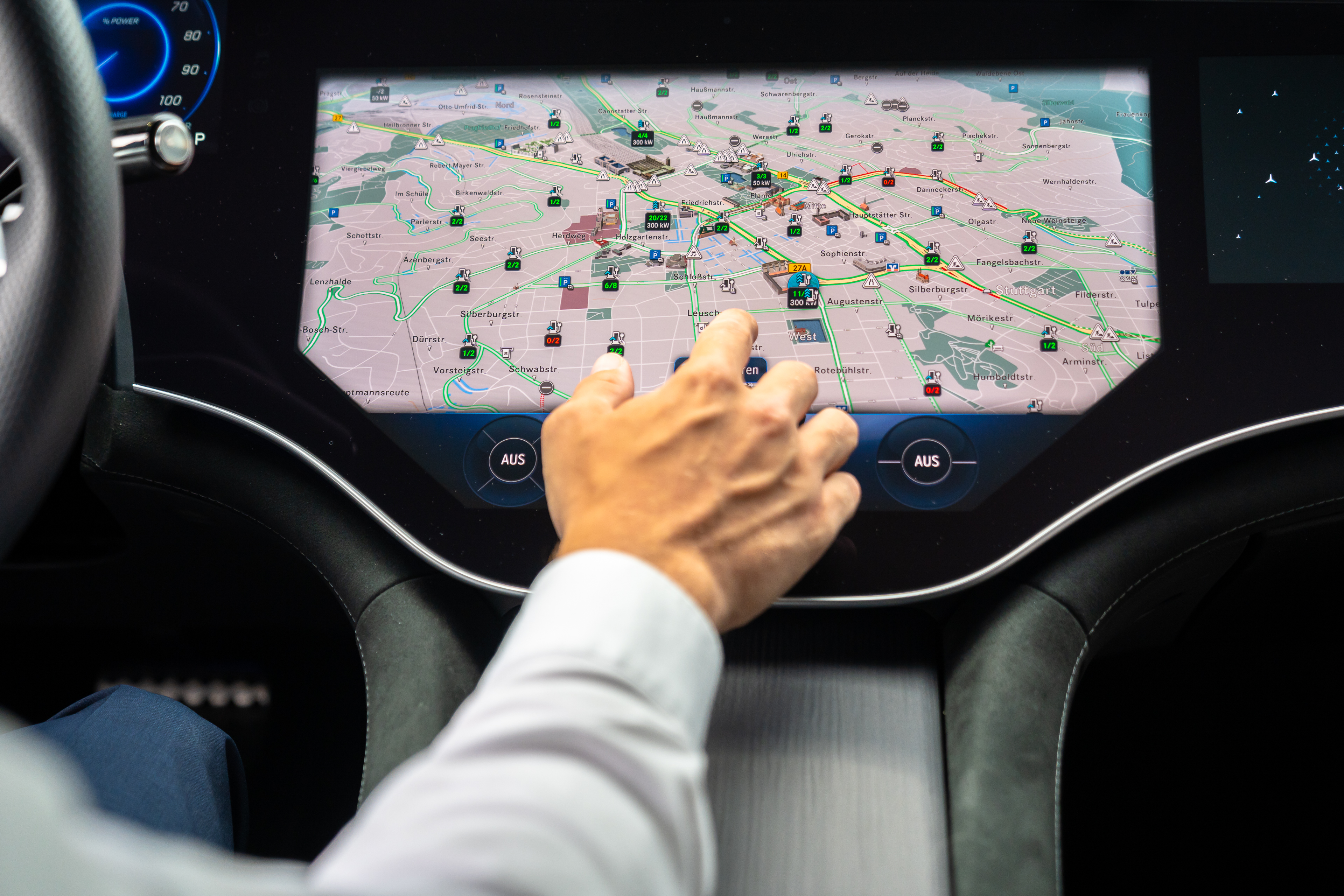 Navigation Mercedes-Benz avec MB.CHARGE Public Personne utilisant le système de navigation de Mercedes-Benz qui affiche également les bornes de recharge publiques