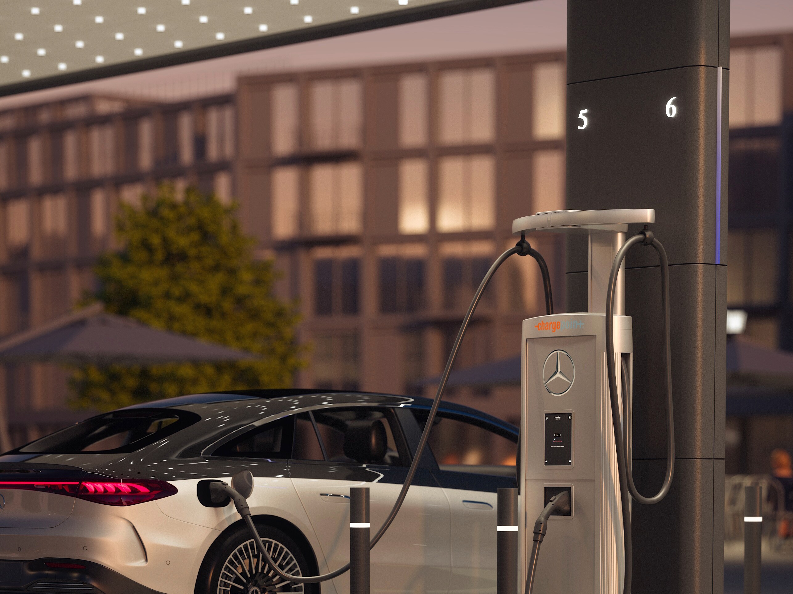 Une Mercedes en train de recharger sur un Mercedes-Benz Charging Hub