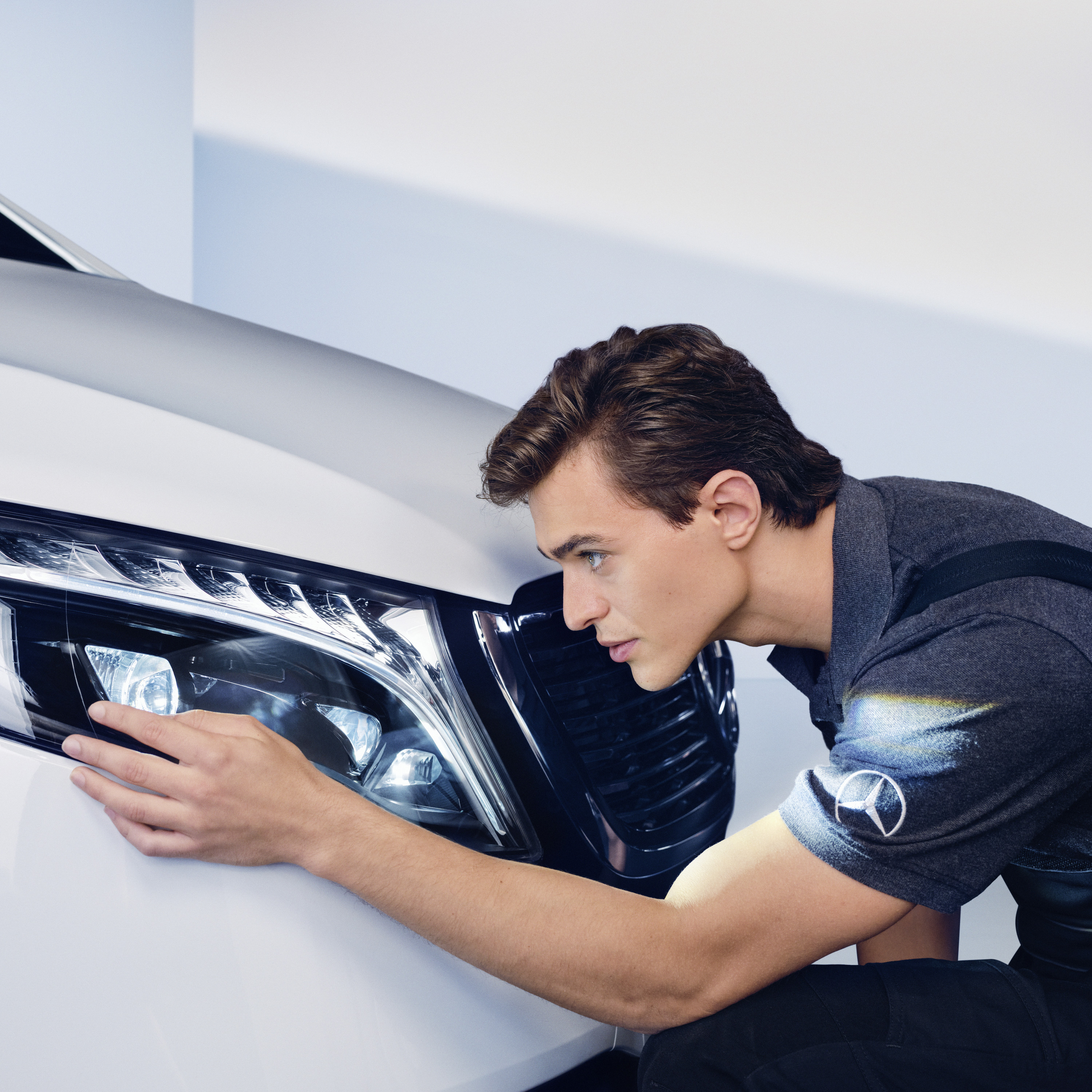 SmallRepair | Mercedes-Benz Un technicien de service vérifie le phare d'une Mercedes-Benz.