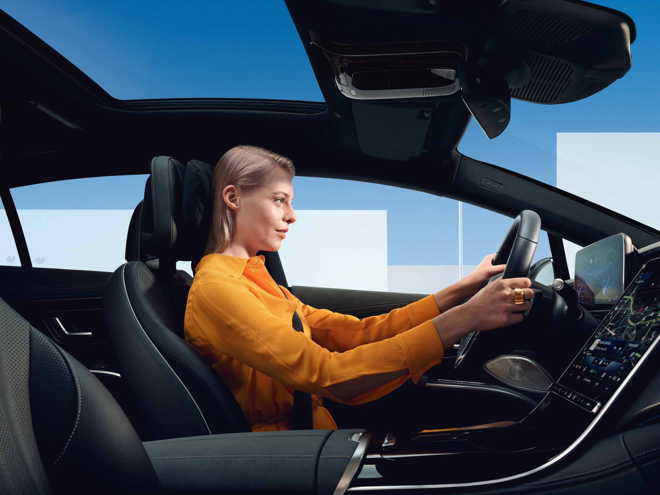 Un homme est assis dans un véhicule fourni par Mobilo.