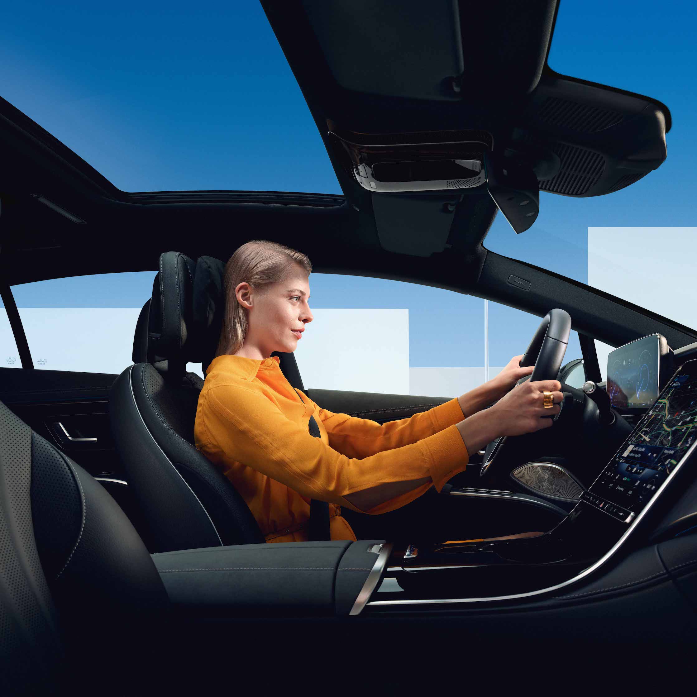 Mobilo | Mercedes-Benz Un homme est assis dans un véhicule fourni par Mobilo.
