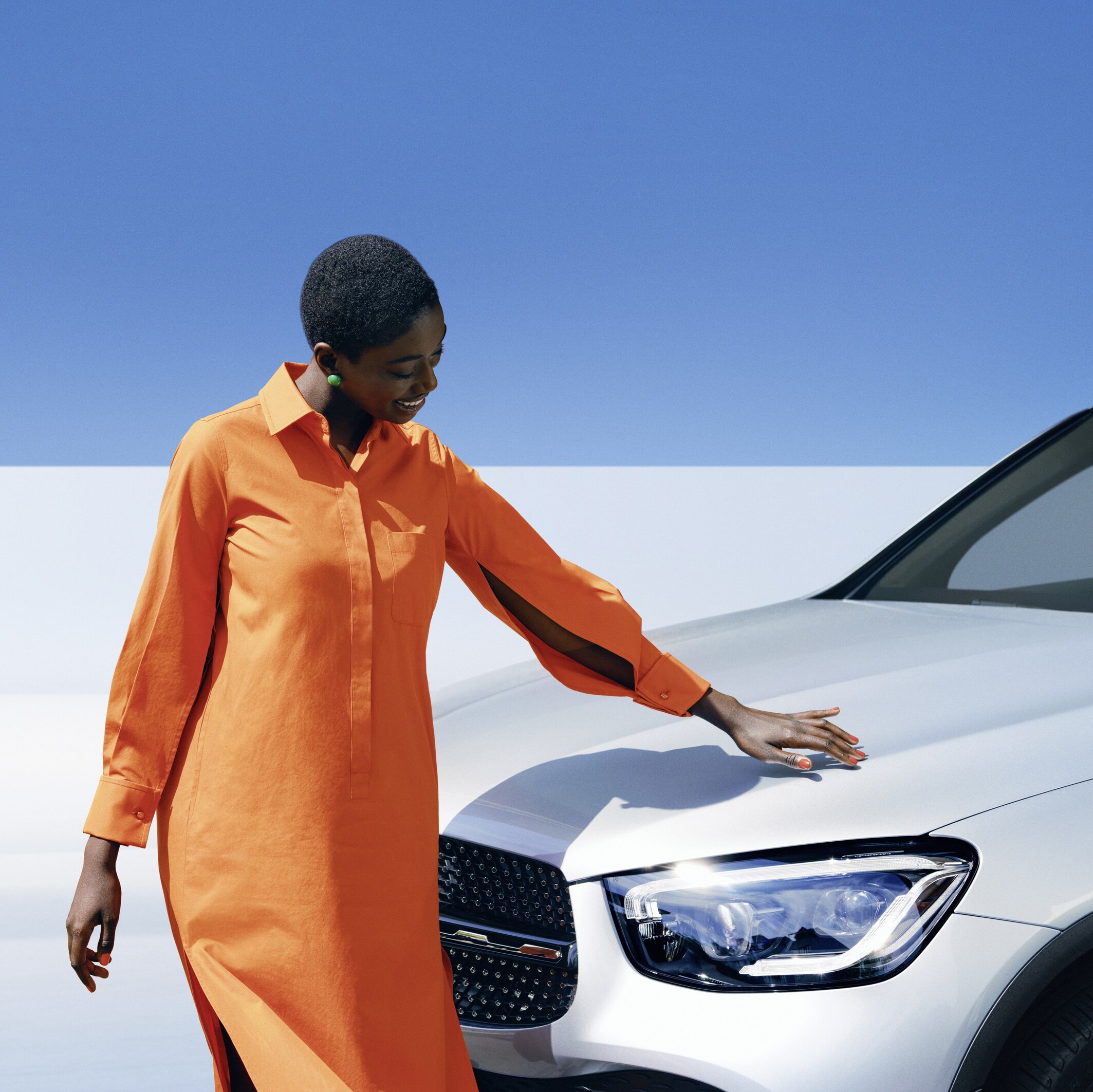 Eine Frau begutachtet ihren Mercedes-Benz