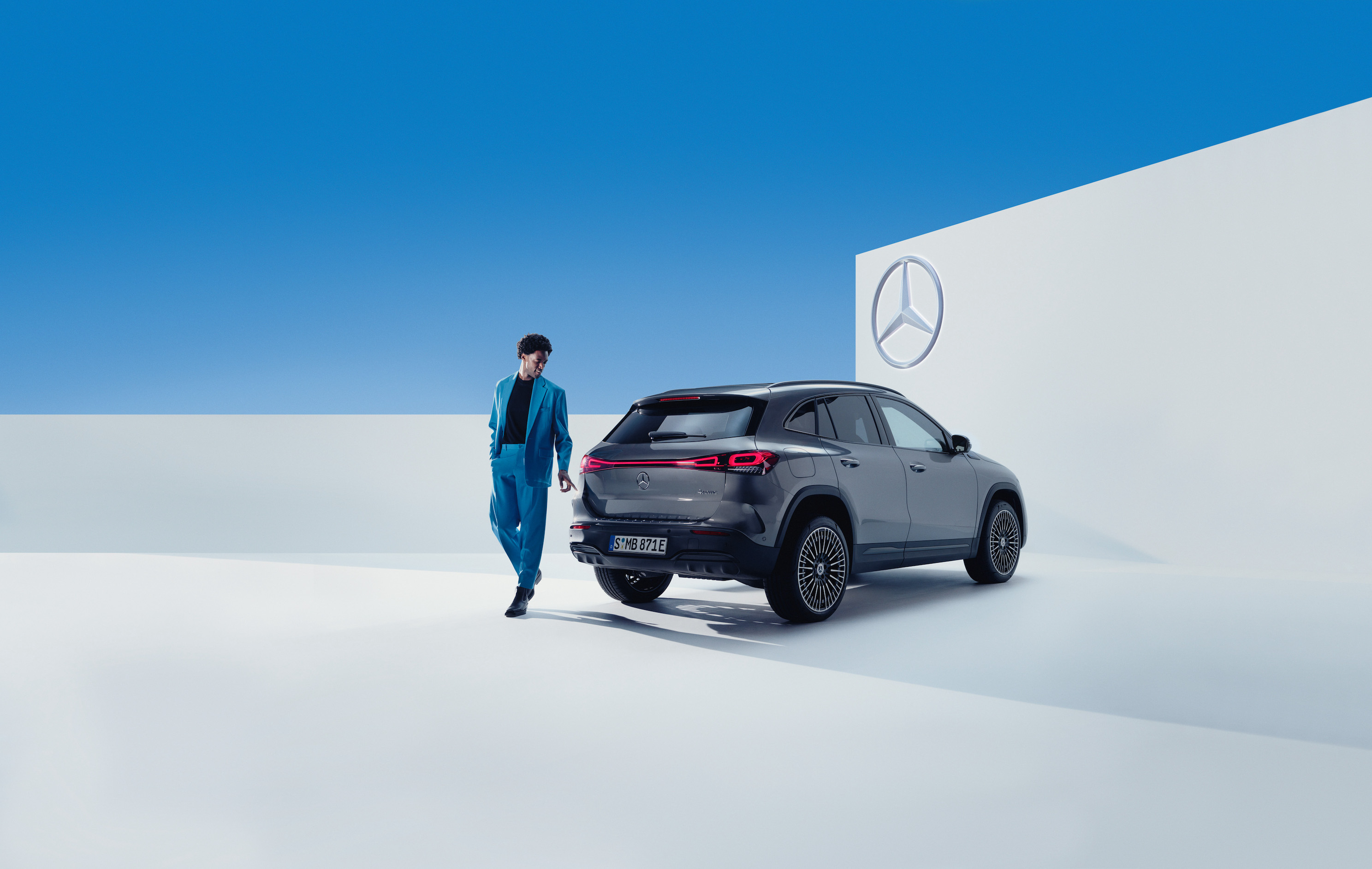 Mercedes-Benz | Original-Pflegeprodukte Ein Mann geht entlang seines Mercedes-Benz.