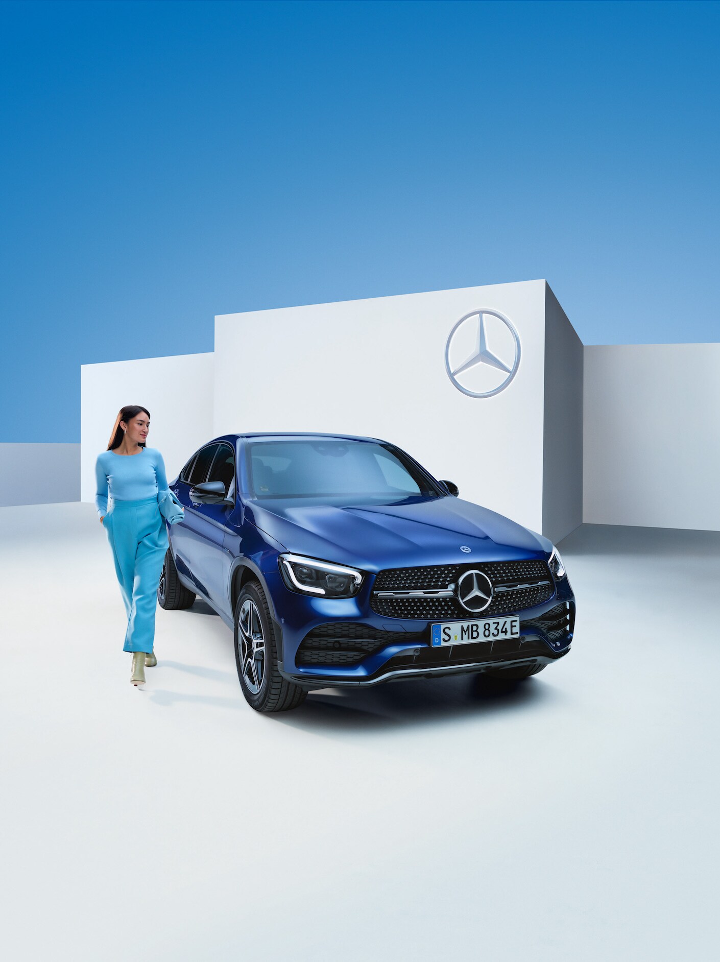 Eine Frau steht neben ihrem Mercedes-Benz.