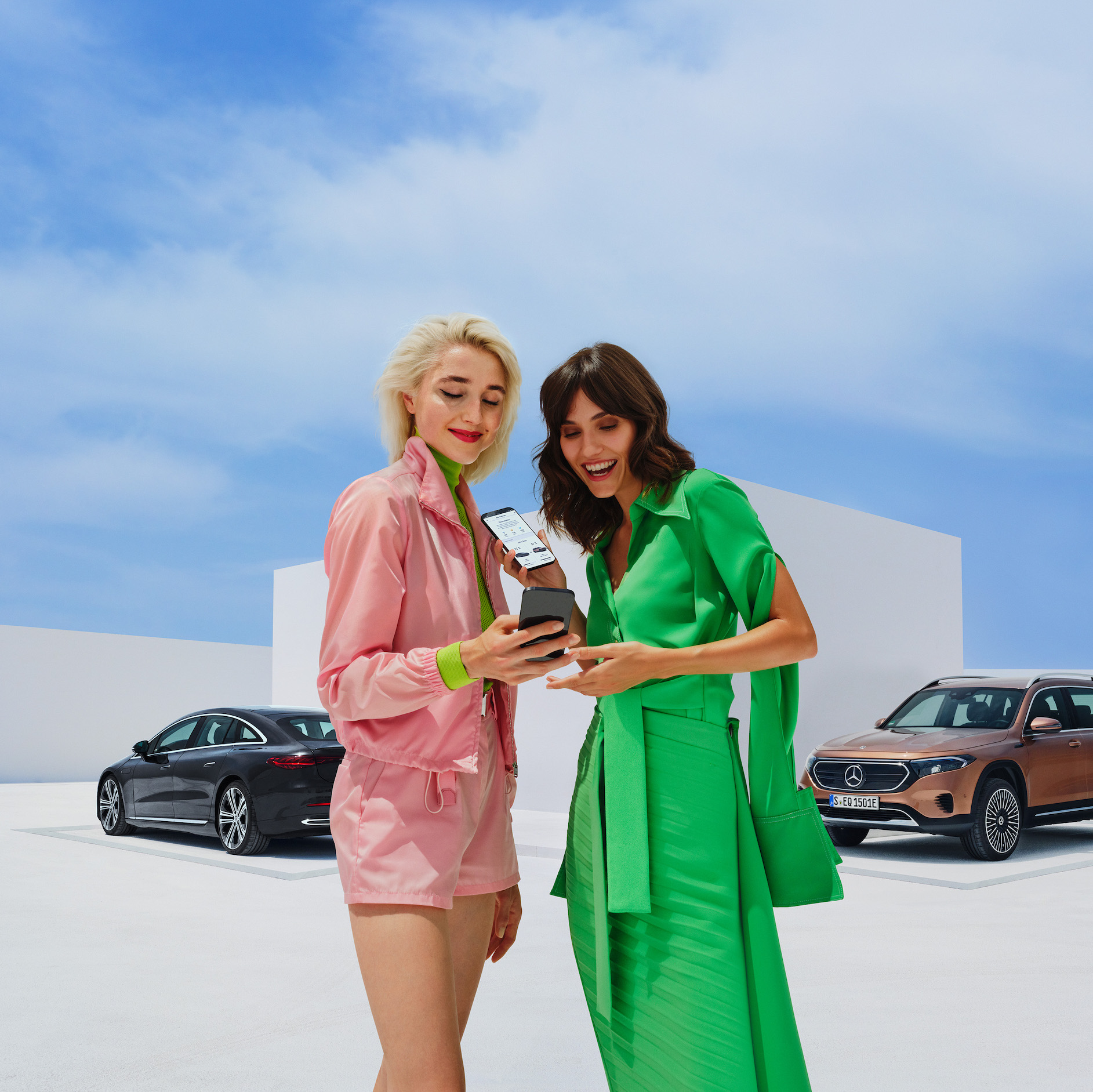 Mercedes me Service App Zwei Frauen benutzen die Mercedes me Service App auf ihren Smartphones.