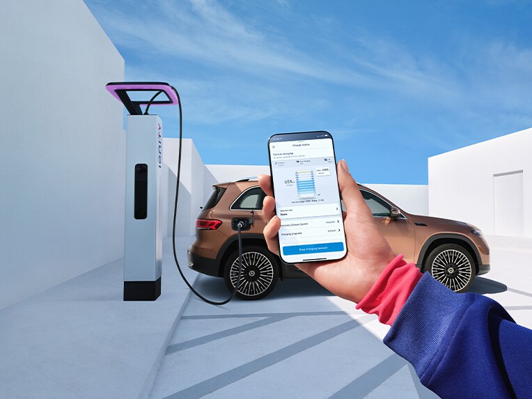 Un smartphone affiche l'application Mercedes me, indiquant la consommation de carburant du véhicule.