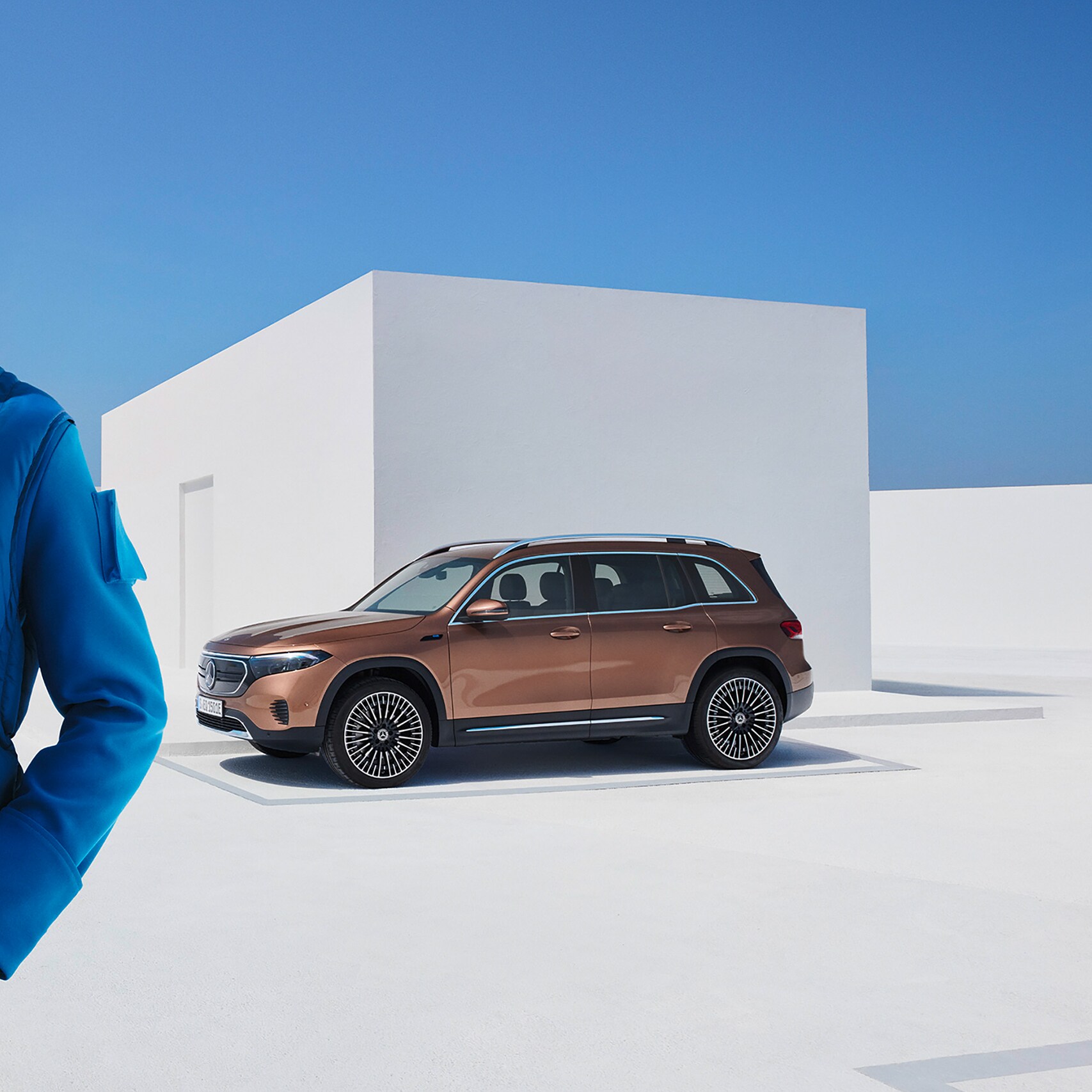Un homme est connecté à sa Mercedes-Benz par le biais de l’offre digitale sur son smartphone.