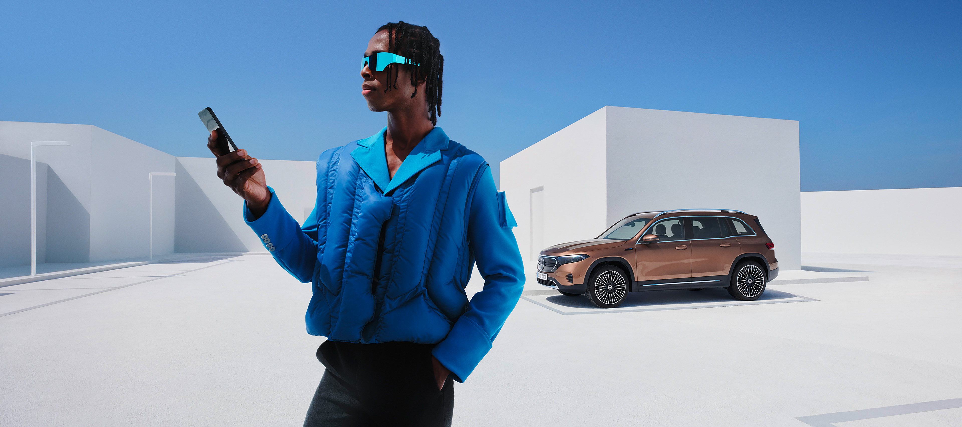 Application Mercedes me | Mercedes me Un homme est connecté à sa Mercedes-Benz par le biais de l’offre digitale sur son smartphone.