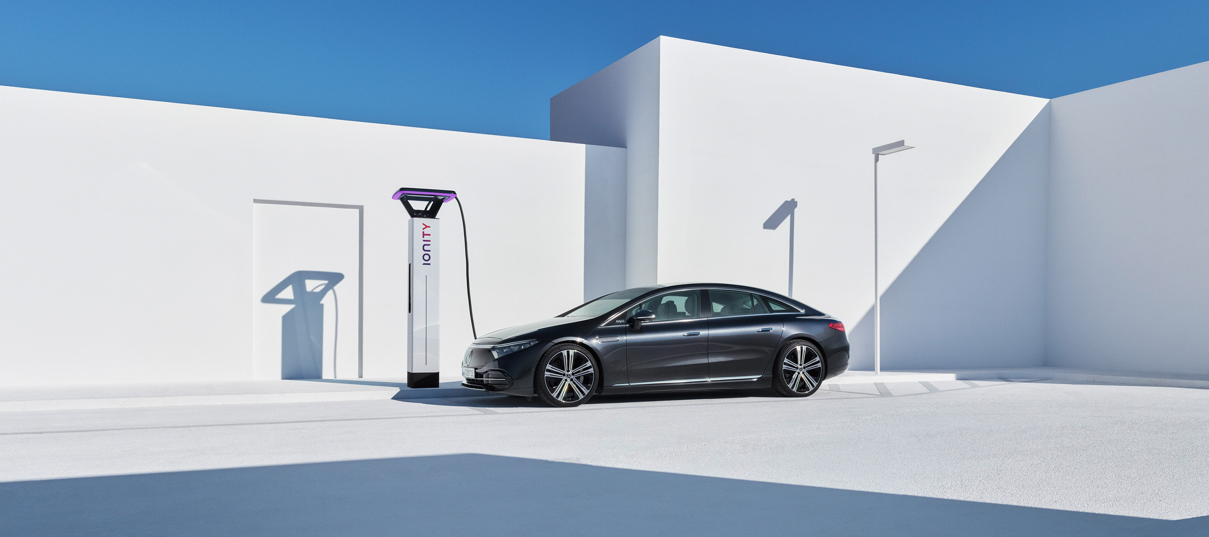 Charge | Mercedes me Ein Mercedes-Benz lädt per MB.CHARGE Public an einer Schnellladesäule von IONITY.