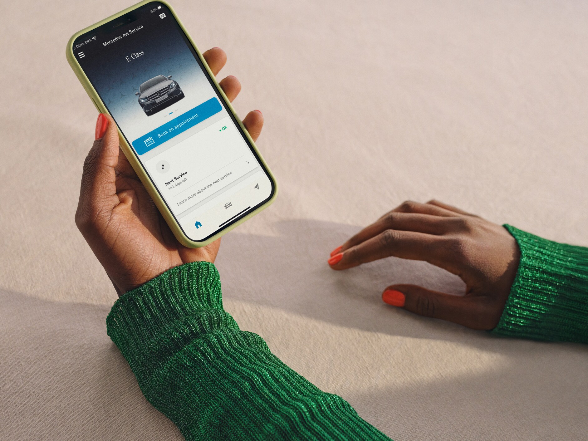 Auf dem Smartphone ist eine Benachrichtigung über eine anstehende Wartung zu sehen.