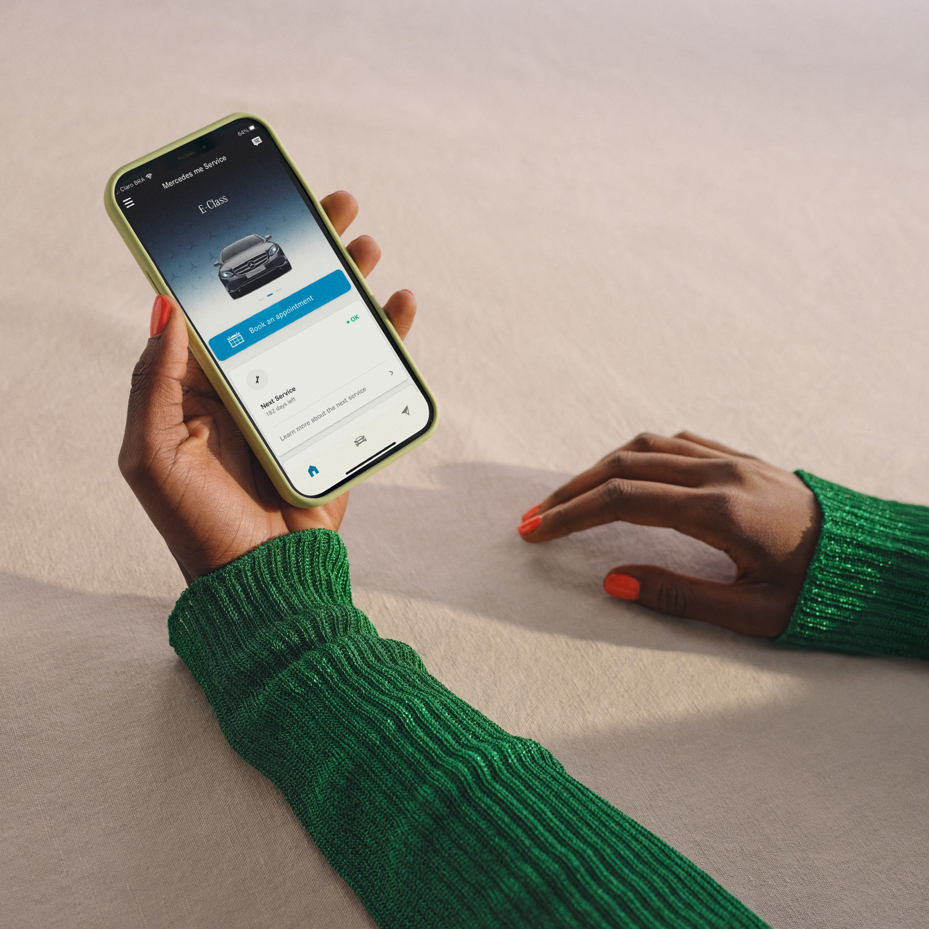 Wartungsmanagement | Basisdienste | Mercedes me Auf dem Smartphone ist eine Benachrichtigung über eine anstehende Wartung zu sehen.