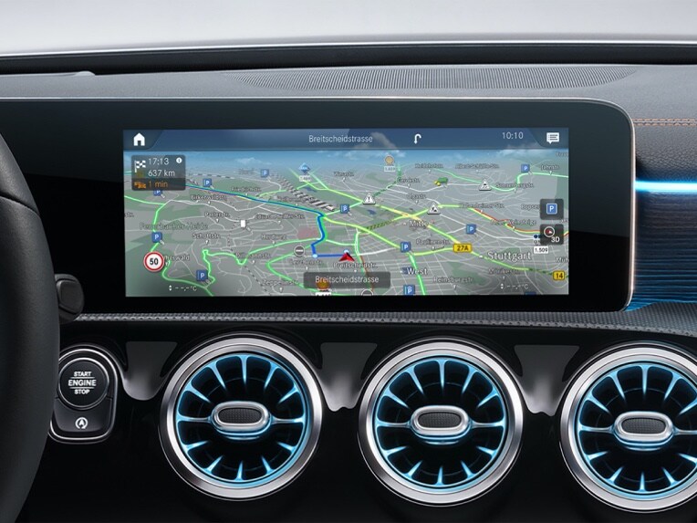 Auf dem MBUX Multimediasystem wird dank der Digitalen Extras zum Thema Navigation die für den Fahrer:in beste Route angezeigt.