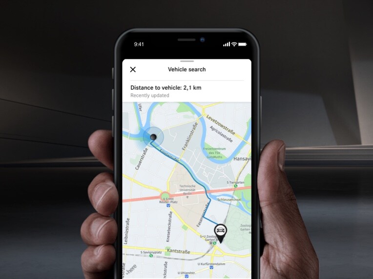 Auf einem Smartphone wird per Digitalem Extra zum Thema Remote der Fahrzeugstandort angezeigt. 