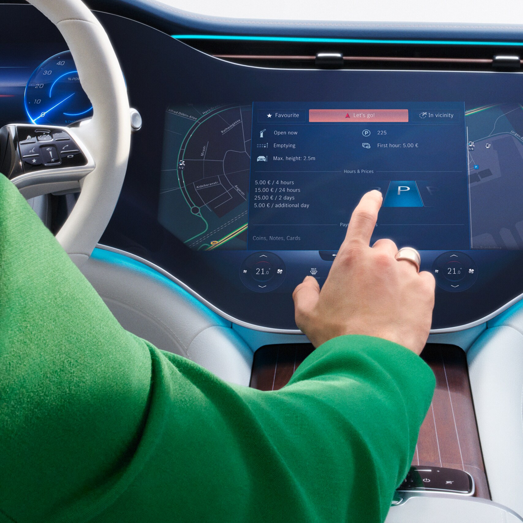 Auf dem Bildschirm des MBUX Multimediasystems in einem Mercedes-Benz werden Digitale Extras ausgewählt