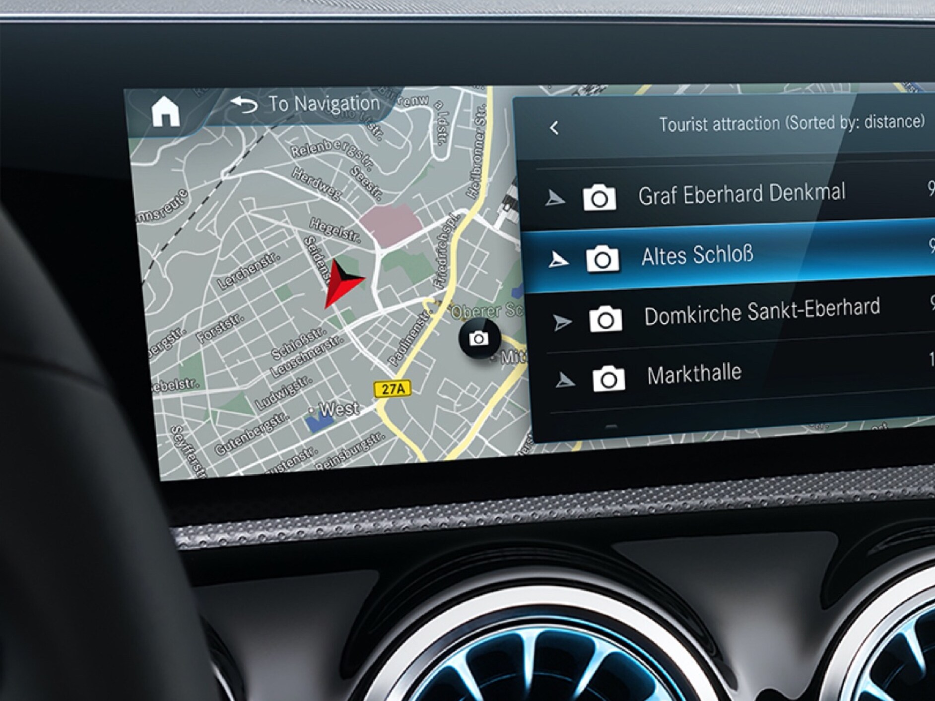 L’écran du système multimédia MBUX affiche le meilleur itinéraire pour le conducteur grâce aux services connectés de navigation.