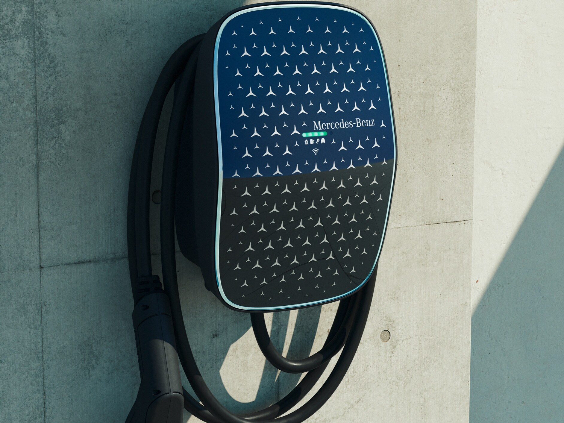 An einer Wand ist die Mercedes-Benz Wallbox installiert.