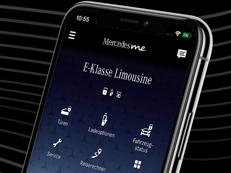 Sur un smartphone, le menu de l’application Mercedes-Benz affiche les fonctions disponibles des offres digitales sur le thème de la navigation, Remote et Urban Guard.