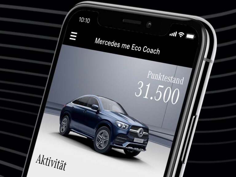 Auf einem Smartphone ist die Mercedes-Benz Eco Coach App geöffnet und der durch eine besonders umweltfreundliche Fahrweise erreichte Punktestand wird angezeigt.