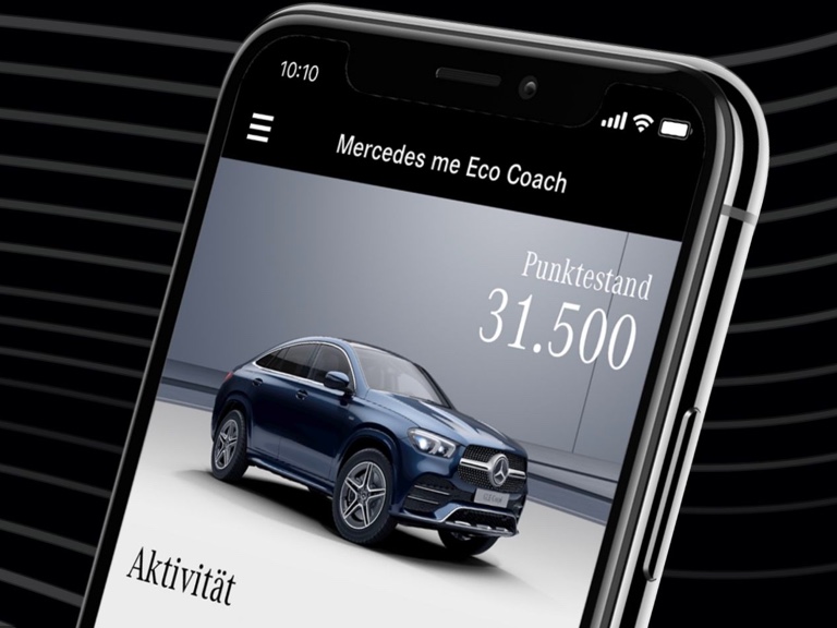 Eco Coach App | Apps | Mercedes-Benz Auf einem Smartphone ist die Mercedes-Benz Eco Coach App geöffnet und der durch eine besonders umweltfreundliche Fahrweise erreichte Punktestand wird angezeigt.
