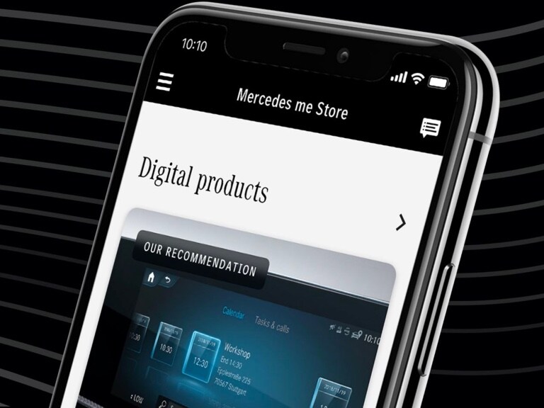 Sur un smartphone, le Mercedes me Store affiche l’offre digitale In-Car Office recommandée.