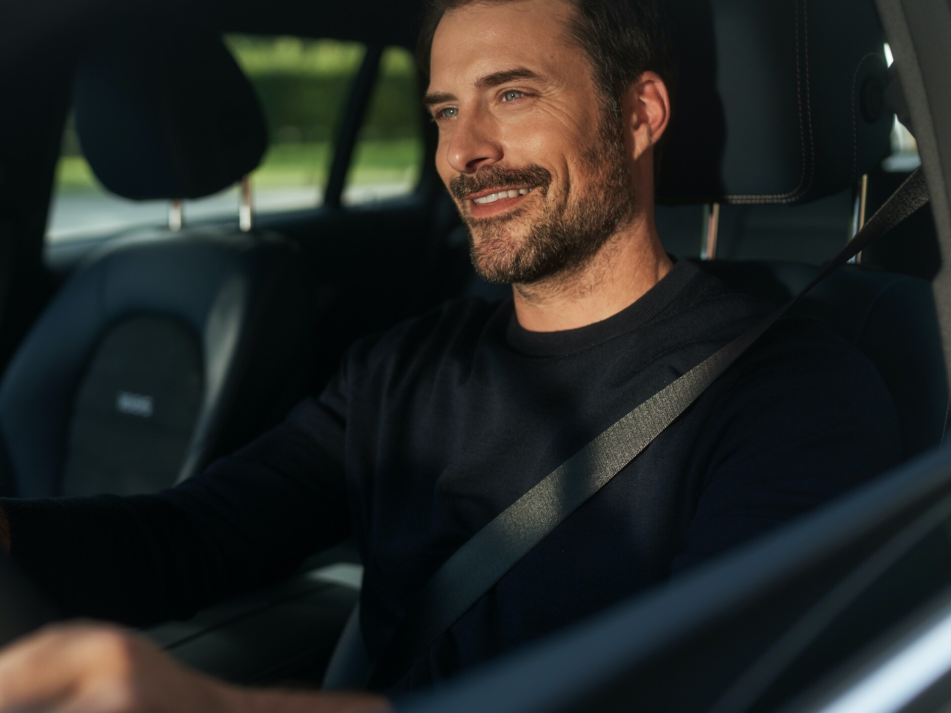 Un homme utilise l’assistant vocal MBUX dans son véhicule.