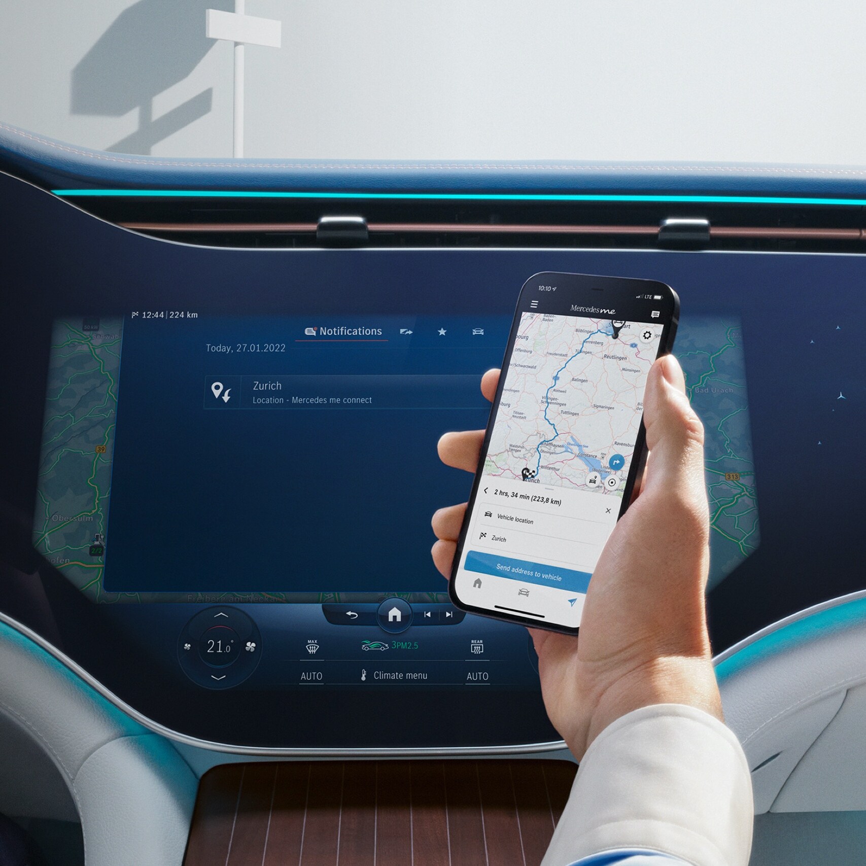 Ein Mann öffnet die Mercedes-Benz App auf seinem Smartphone.