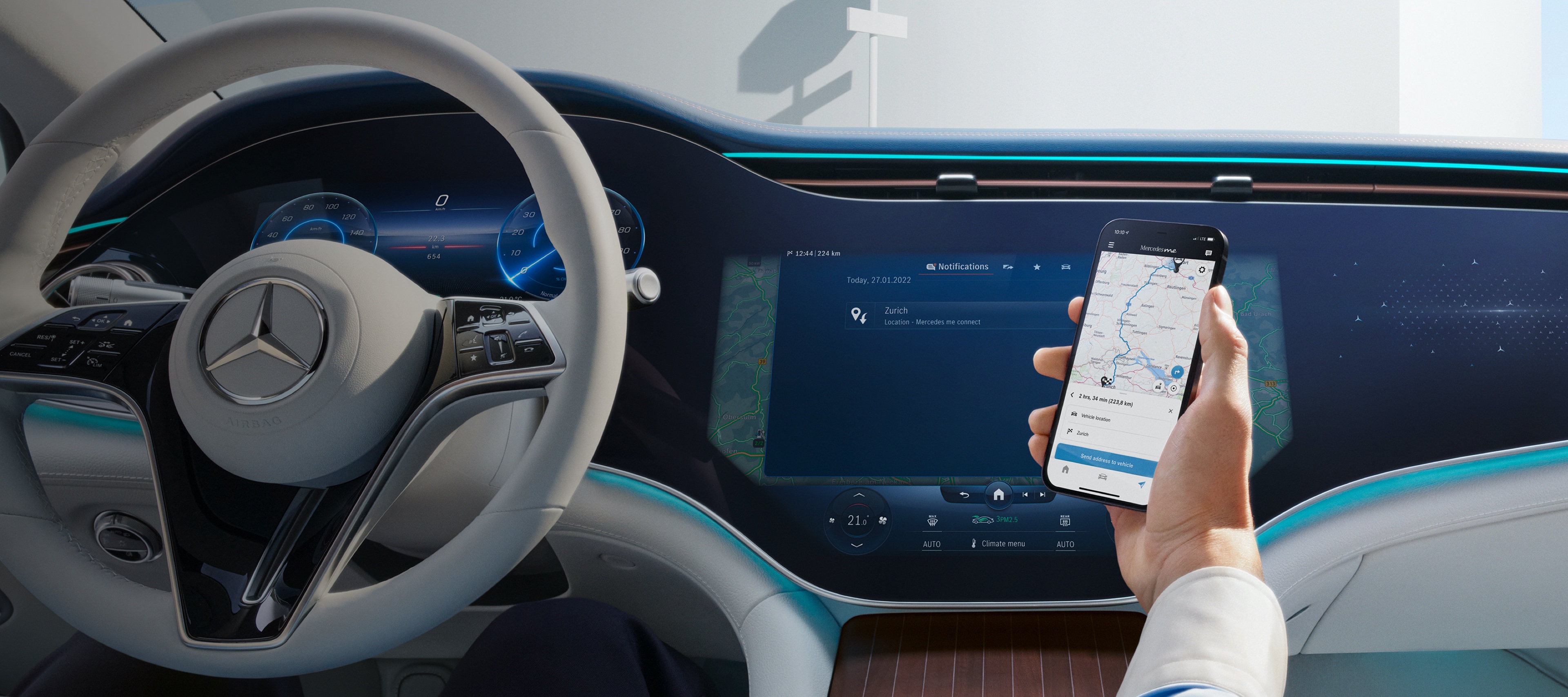 Ein Mann öffnet die Mercedes-Benz App auf seinem Smartphone. Ein Mann öffnet die Mercedes-Benz App auf seinem Smartphone.